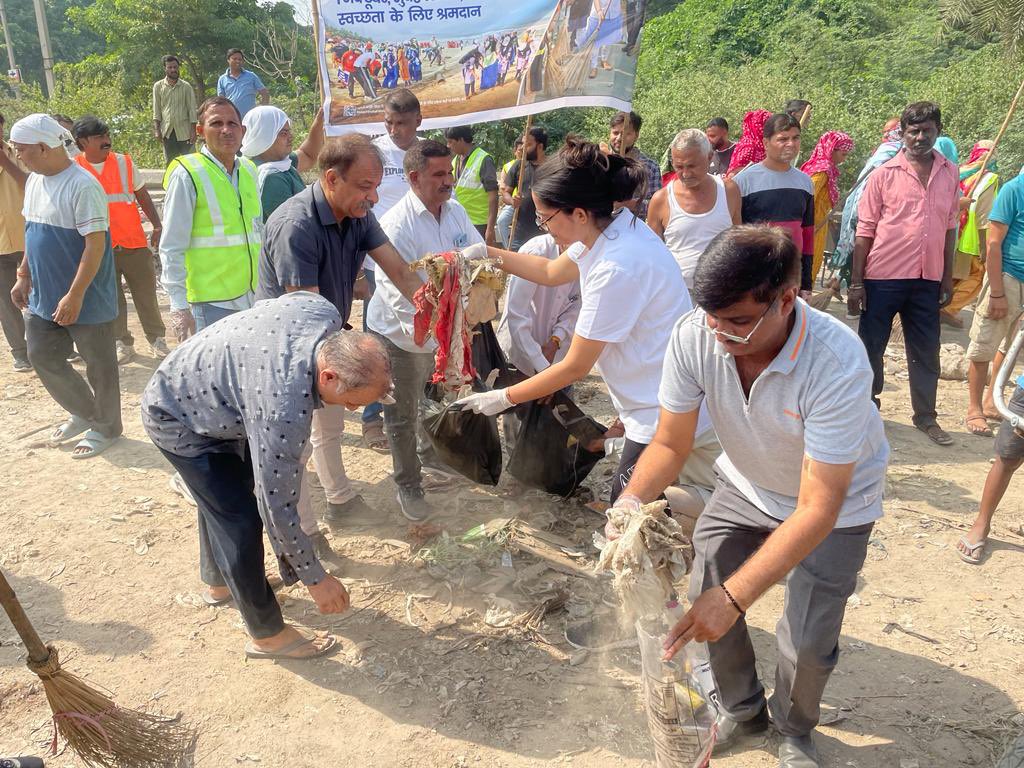 Deputy Commissioner KPZ (@dckpzmcd) on Twitter photo <a href="/MCD_Delhi/">Municipal Corporation of Delhi</a> is all out in full numbers to ensure public participation in the cleanliness campaign today for #swachhanjali. #SHS2023 #GarbageFreeIndia <a href="/PMOIndia/">PMO India</a> <a href="/OberoiShelly/">Dr. Shelly Oberoi</a> <a href="/SwachhBharatGov/">Swachh Bharat Urban</a> <a href="/LtGovDelhi/">LG Delhi</a> <a href="/MCD_Delhi/">Municipal Corporation of Delhi</a> is all out in full numbers to ensure public participation in the cleanliness campaign today for #swachhanjali. #SHS2023 #GarbageFreeIndia <a href="/PMOIndia/">PMO India</a> <a href="/OberoiShelly/">Dr. Shelly Oberoi</a> <a href="/SwachhBharatGov/">Swachh Bharat Urban</a> <a href="/LtGovDelhi/">LG Delhi</a>
