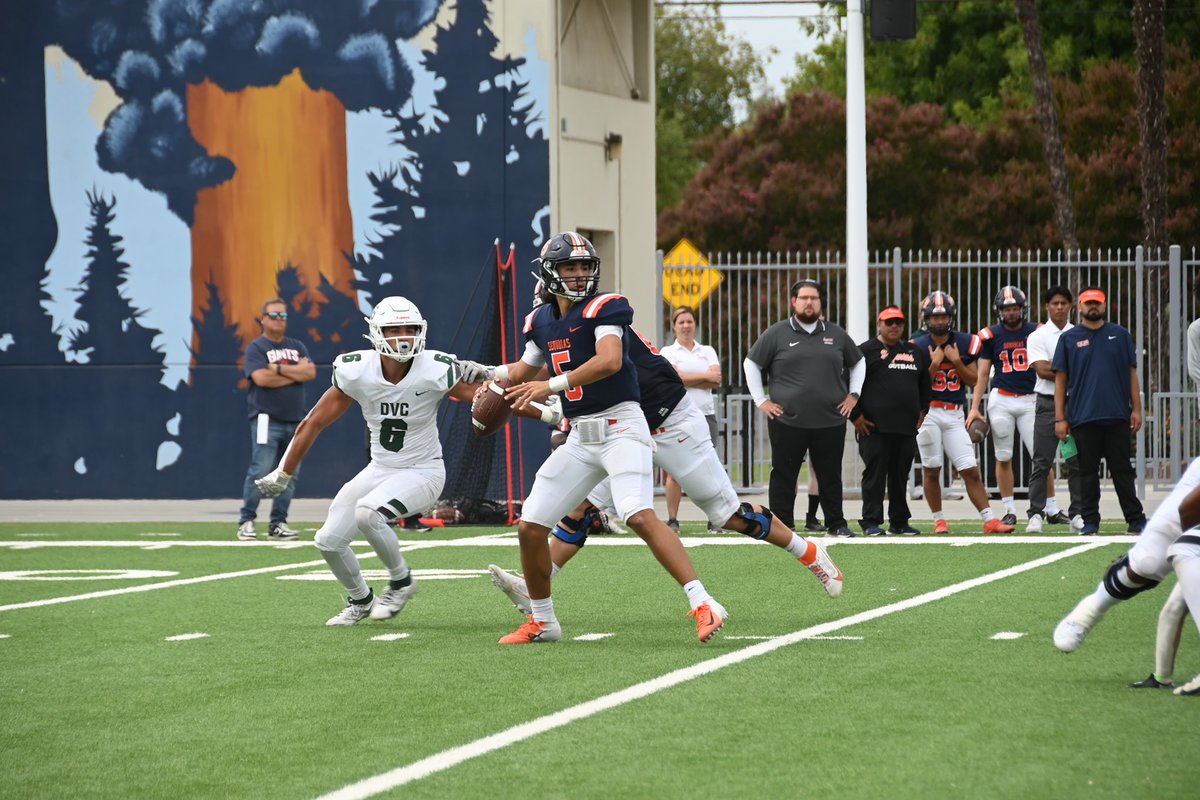 2mishkananook's tweet photo. COS Offense worked hard today for the Win over Diablo Valley @COSGIANTS_FB 💙🧡🏈 https://t.co/4tbZL2ykGN