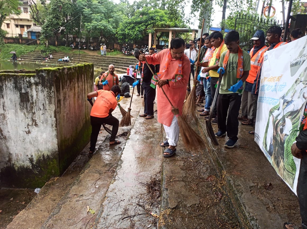 ArunKumarJha37's tweet photo. @pmo @narendrmodi @mcrmc @bjp4jharkhand @bjp4india स्वच्छता ही सेवा कार्यक्रम कर स्वच्छता के प्रति जागरूकता अभियान चलाते हुए https://t.co/NRmgF3x9OA