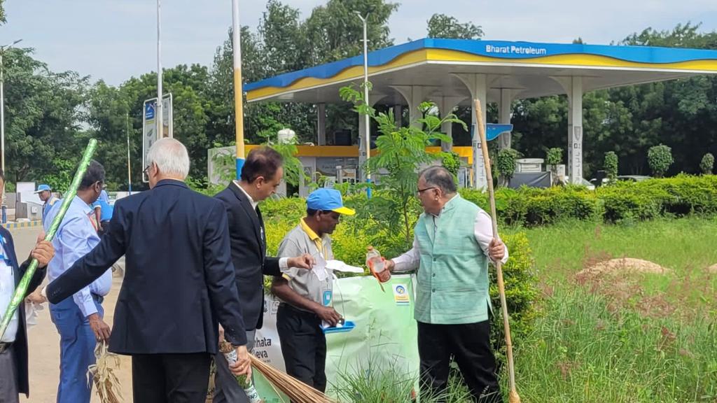 DDG (E&amp;S), #MoPNG, Shri DK Ojha leading the way in #SwachhtaShramdan at the COCO BP Airport in Hyderabad. 🧹 #SwachhataHiSeva
#SHS2023
#GarbageFreeIndia