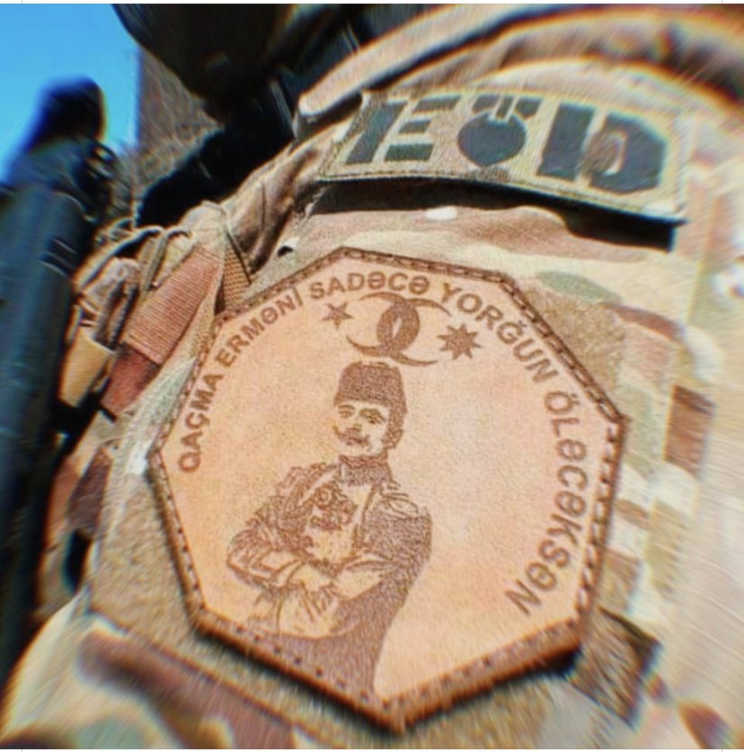 AAgoudjian's tweet photo. Sur l’écusson d’un soldat azéri :
« Ne courrez pas Arméniens, vous mourrez juste fatigués », avec l’un des principaux acteurs du génocide des Arméniens au centre, Enver Pasha. https://t.co/O0I359AhuI