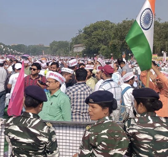journo_jitendra's tweet photo. #Delhi का रामलीला मैदान… #पुरानी_पेंशन की माँग को लेकर देशभर से सरकारी कर्मचारी यहाँ एकत्रित हुए हैं।#CAPF की महिला जवान अपनी ड्यूटी पर हैं।दिल्ली उच्च न्यायालय ने CAPF को ‘भारत संघ के शस्त्र बल’ मानते हुए इन्हें #OPS देने का फैसला सुनाया था, मगर सरकार, सुप्रीम कोर्ट में चली गई। https://t.co/4cqyrR4Jnr