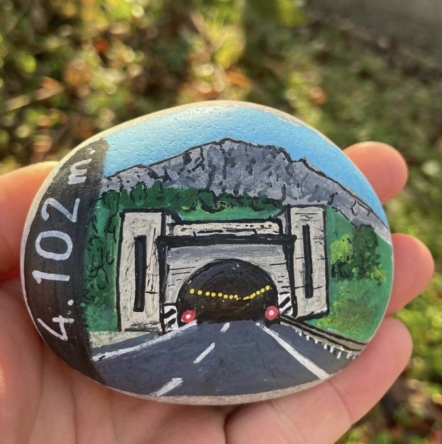 piedresnelcamin's tweet photo. 𝟰.𝟭𝟬𝟮 𝗺 🛣️
… 𝗽𝗮𝗿𝗮 𝗲𝗻𝘁𝗿𝗮𝗿 𝗻𝗲𝗹 𝗣𝗮𝗿𝗮𝗶́𝘀𝘂. 

(Solo les asturianes  y asturianos sabemos que ye cruciar el Negrón y emocionase al ver la señal que nos señala que tamos de vuelta en casa.) https://t.co/DjhEOJ66Ah