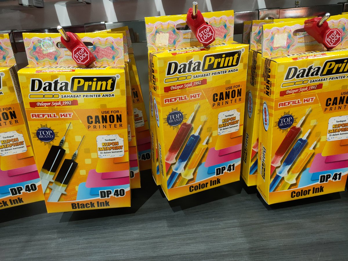 KuronekoWulan's tweet image. いつも買っていたお店に純正品インクが入荷していなかった。もう古いタイプになるからかなぁ🥺
お値打ち品の詰替え品があったけどカラーもちゃんと使えるのかなぁ？穴が3つあるのかなぁ？
#canon #printer 
#inkcartridge