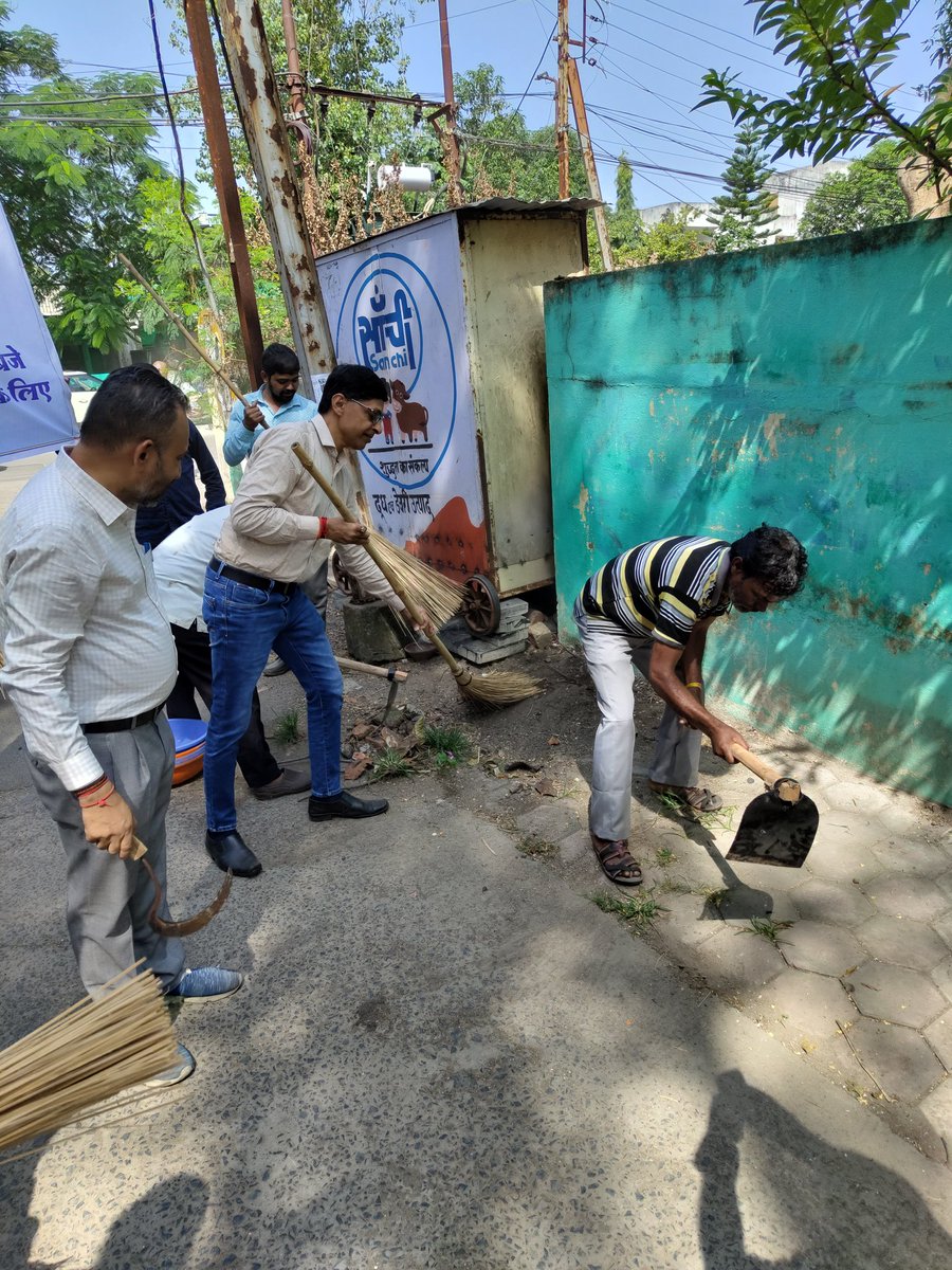 DyNarmada's tweet photo. स्वच्छता ही सेवा जन अभियान अंतर्गत नर्मदा नियंत्रण प्राधिकरण के अधिकारियों तथा कर्मचारियों द्वारा श्रमदान किया गया । #SwachhataHiSeva https://t.co/eKD8X18Mey