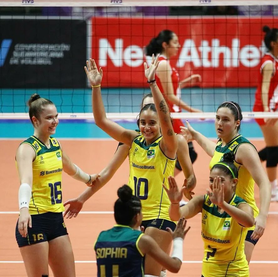 volei's tweet photo. A seleção feminina sub-17 superou o Peru por 3 a 0 (25/12, 25/19 e 25/16), na semifinal do Sul-Americano, em Lima, e garantiu vaga no Mundial de 2024.

O Brasil disputará a taça contra a Argentina, neste domingo, às 22h (de Brasília).

Bora torcer! https://t.co/6VM1uXoo7i