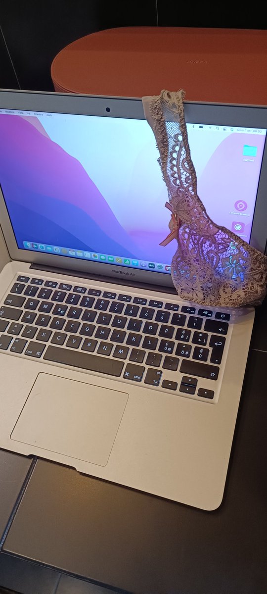 priscboomcam4's tweet photo. Oggi tutto il giorno in Smart working...
Vi aspetto su Skype 😘 https://t.co/53KomuqF7C