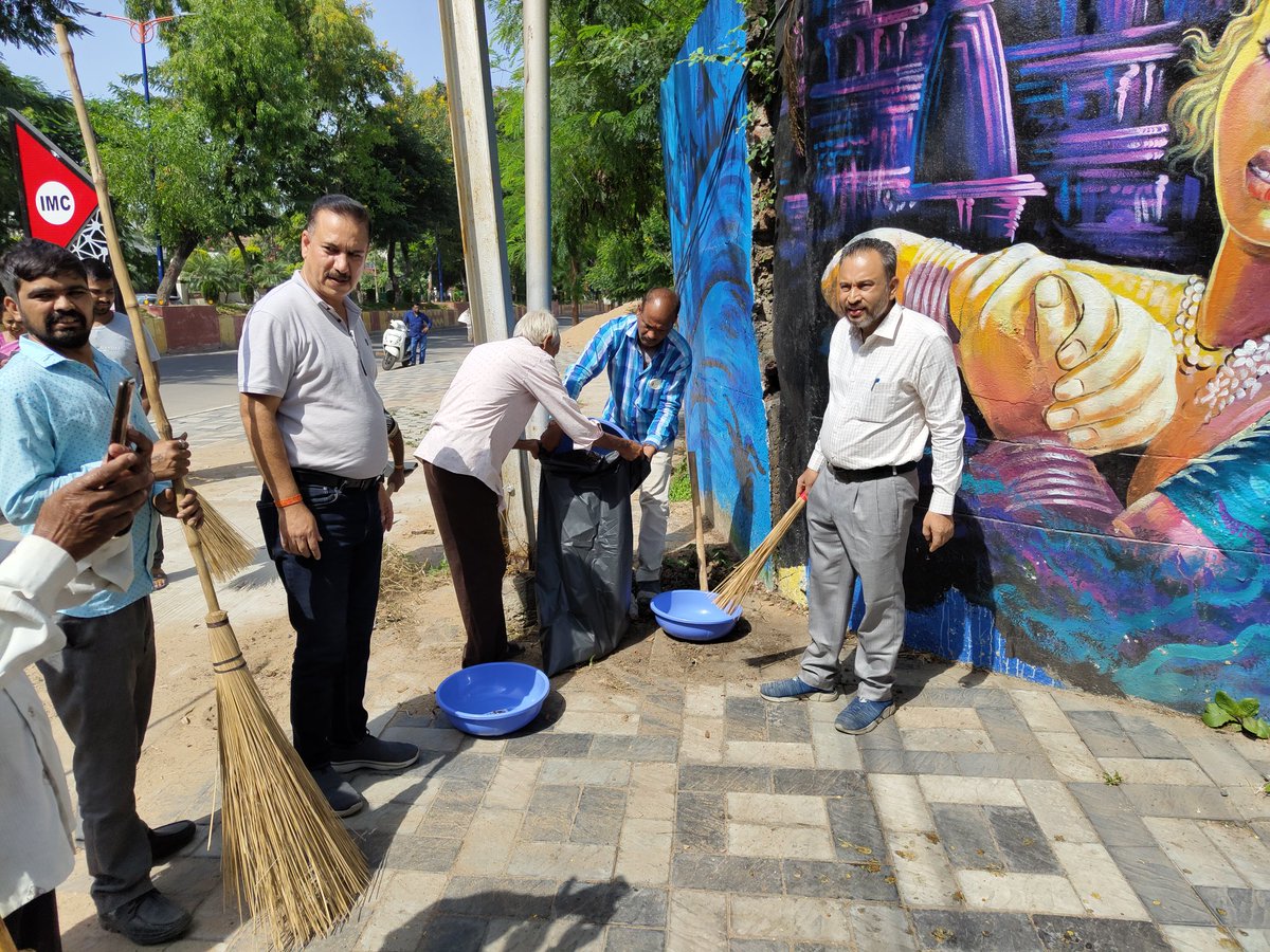 DyNarmada's tweet photo. स्वच्छता ही सेवा जन अभियान अंतर्गत नर्मदा नियंत्रण प्राधिकरण के अधिकारियों तथा कर्मचारियों द्वारा श्रमदान किया गया । #SwachhataHiSeva https://t.co/eKD8X18Mey