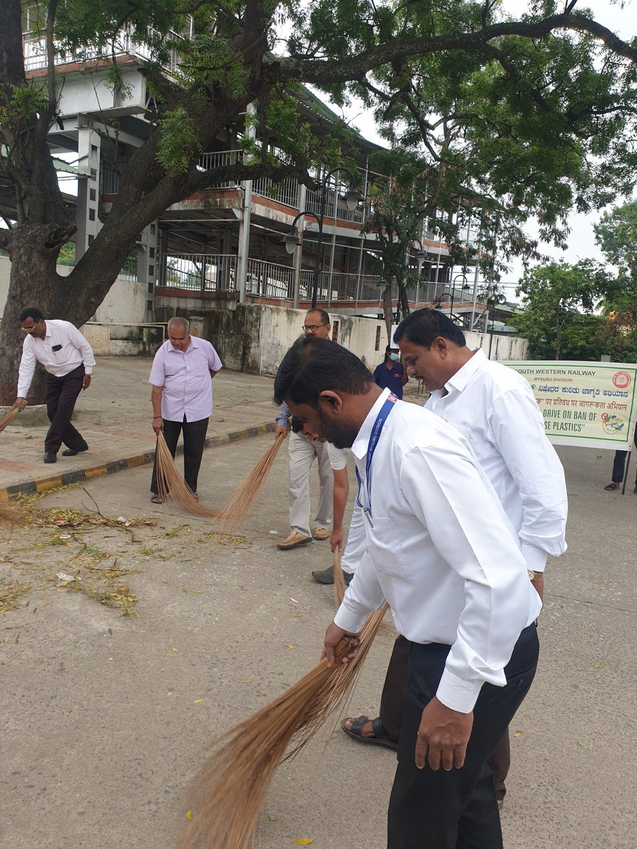 NammaRailways's tweet image. #Davangere Railway Station 
#Swach #Abhiyan 2023
By Team @SmartDavangere and @NammaRailways  @rohitsre along #SWR Officials

@DrmMys @SRDCM_MYS @SDommys @anupdayanand @AneeshHegde1 @GMSWR @SWRRLY @GMSBJP @narendramodi @PMOIndia @KarnatakaVarthe @DiprDavangere @S27chandr1_TNIE