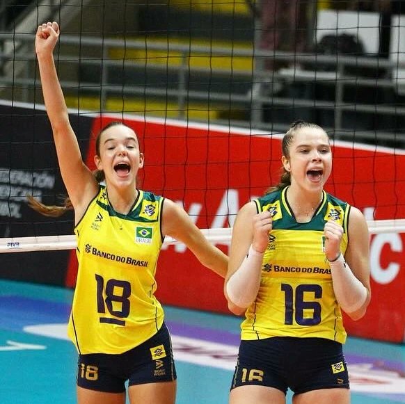 volei's tweet photo. A seleção feminina sub-17 superou o Peru por 3 a 0 (25/12, 25/19 e 25/16), na semifinal do Sul-Americano, em Lima, e garantiu vaga no Mundial de 2024.

O Brasil disputará a taça contra a Argentina, neste domingo, às 22h (de Brasília).

Bora torcer! https://t.co/6VM1uXoo7i