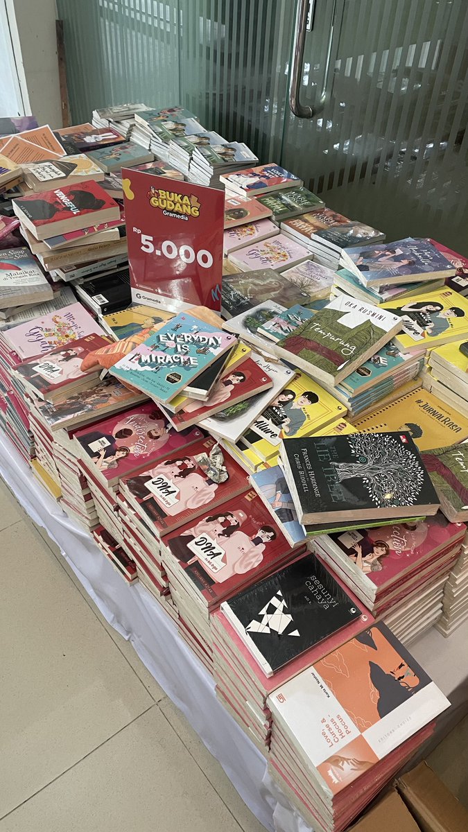 lovunakim's tweet photo. Buka gudang Gramedia harga mulai 5k 🤩 https://t.co/ch1tU9QBBm