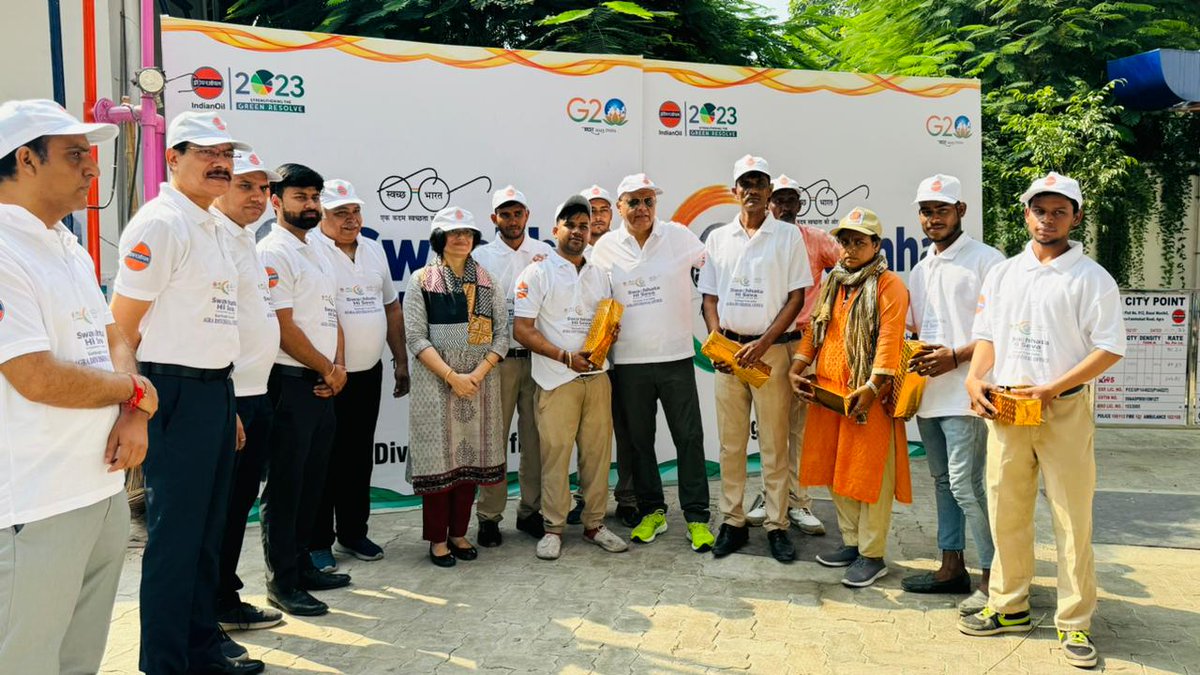 ioclupso2's tweet photo. #SwachhataHiSeva Campaign, ED &amp; SH, UPSO-II @Bohrashyam2 started the mission from M/s Taj City Point, a retail outlet at Agra City
1 October
1 Hour
1 Cause
#SwachhBharatMission 🇮🇳 @IndianOilcl @PetroleumMin
@ChairmanIOCL 
@DirMktg_iocl 
@Bohrashyam2 
@IndianOilcl 
@ioclupso2 https://t.co/ZJfRTAh8tj