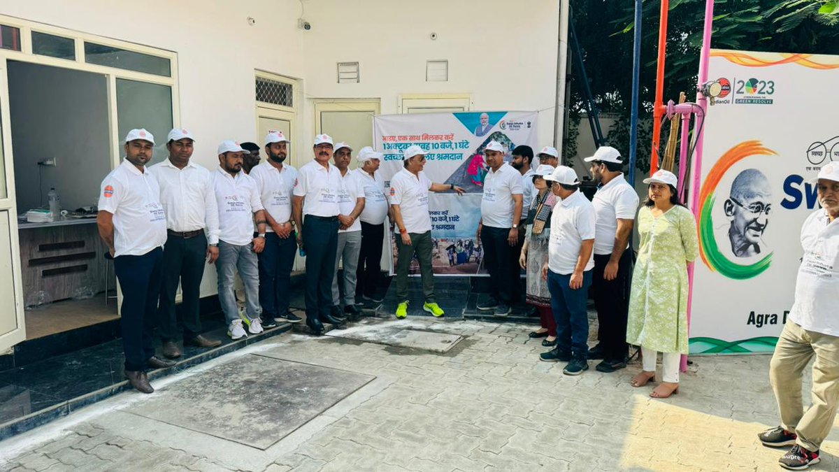 ioclupso2's tweet photo. #SwachhataHiSeva Campaign, ED &amp; SH, UPSO-II @Bohrashyam2 started the mission from M/s Taj City Point, a retail outlet at Agra City
1 October
1 Hour
1 Cause
#SwachhBharatMission 🇮🇳 @IndianOilcl @PetroleumMin
@ChairmanIOCL 
@DirMktg_iocl 
@Bohrashyam2 
@IndianOilcl 
@ioclupso2 https://t.co/ZJfRTAh8tj
