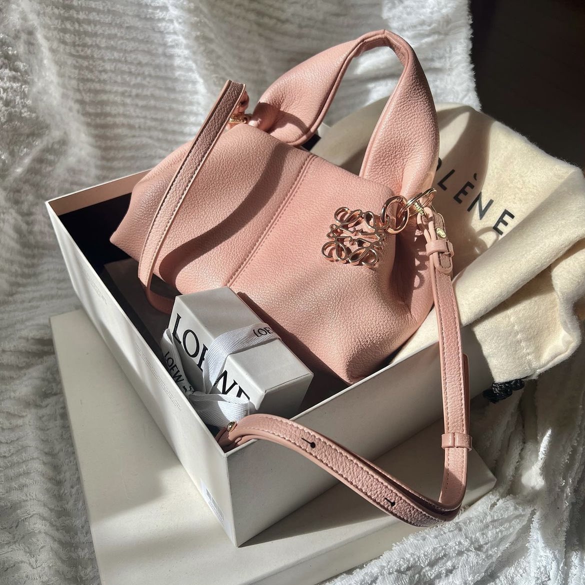 syk121221's tweet photo. I've been into pink lately🎀💕💓💗
#LOEWE #アナグラムキーリング #loeweanagram #polene #polenebag #ピンクアイテム #pinkitem #ピンクコーデ #秋コーデ #秋服コーデ https://t.co/u04BzLoqoj