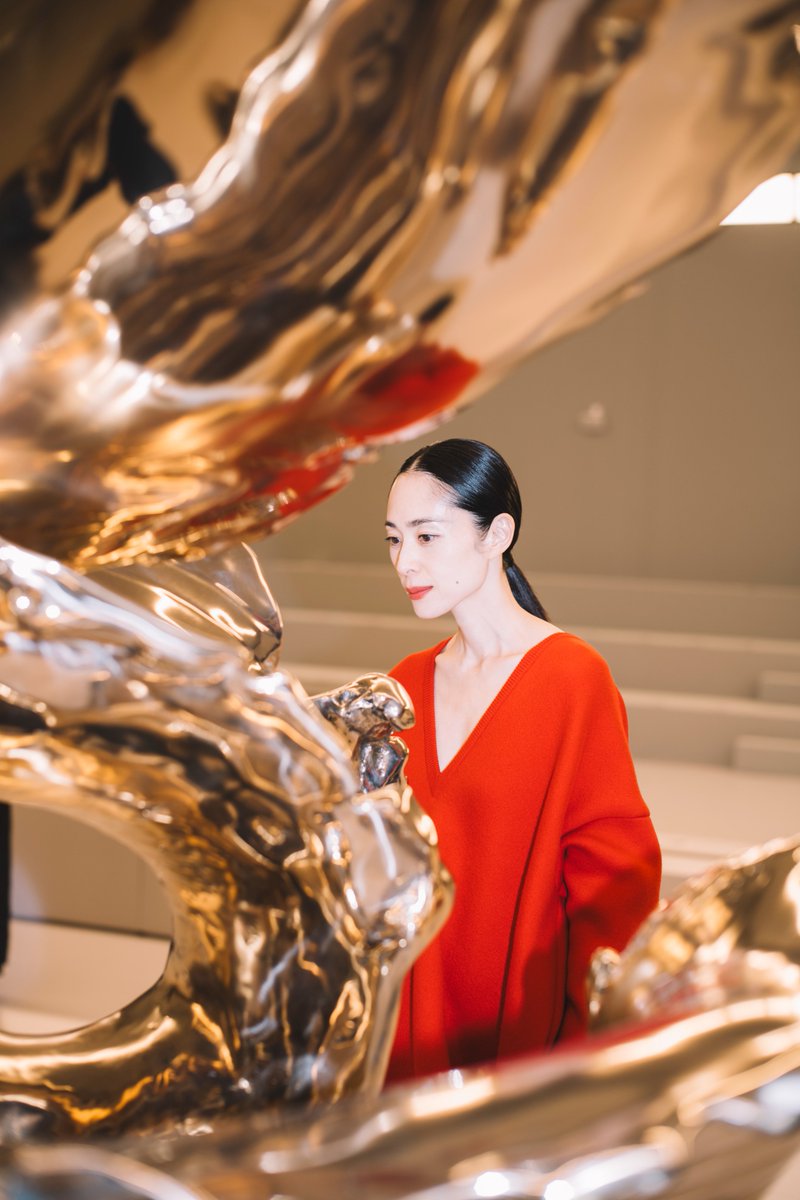 俳優の深津絵里氏がパリで開催されたロエベ 2024春夏 ウィメンズショー