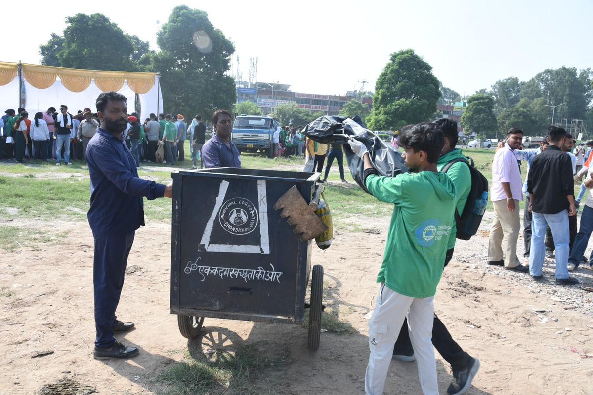 To carry forward the vision of PM Sh. @NarendraModi ji to payback to the nation, CWT has flagged off the movement 'Ek Tareekh, Ek Ghanta, Ek Saath' with UT Adminiatration in presence of MC Comissioner Anandita Mitra to ensure Swacch Chandigarh and Swacch Bharat.