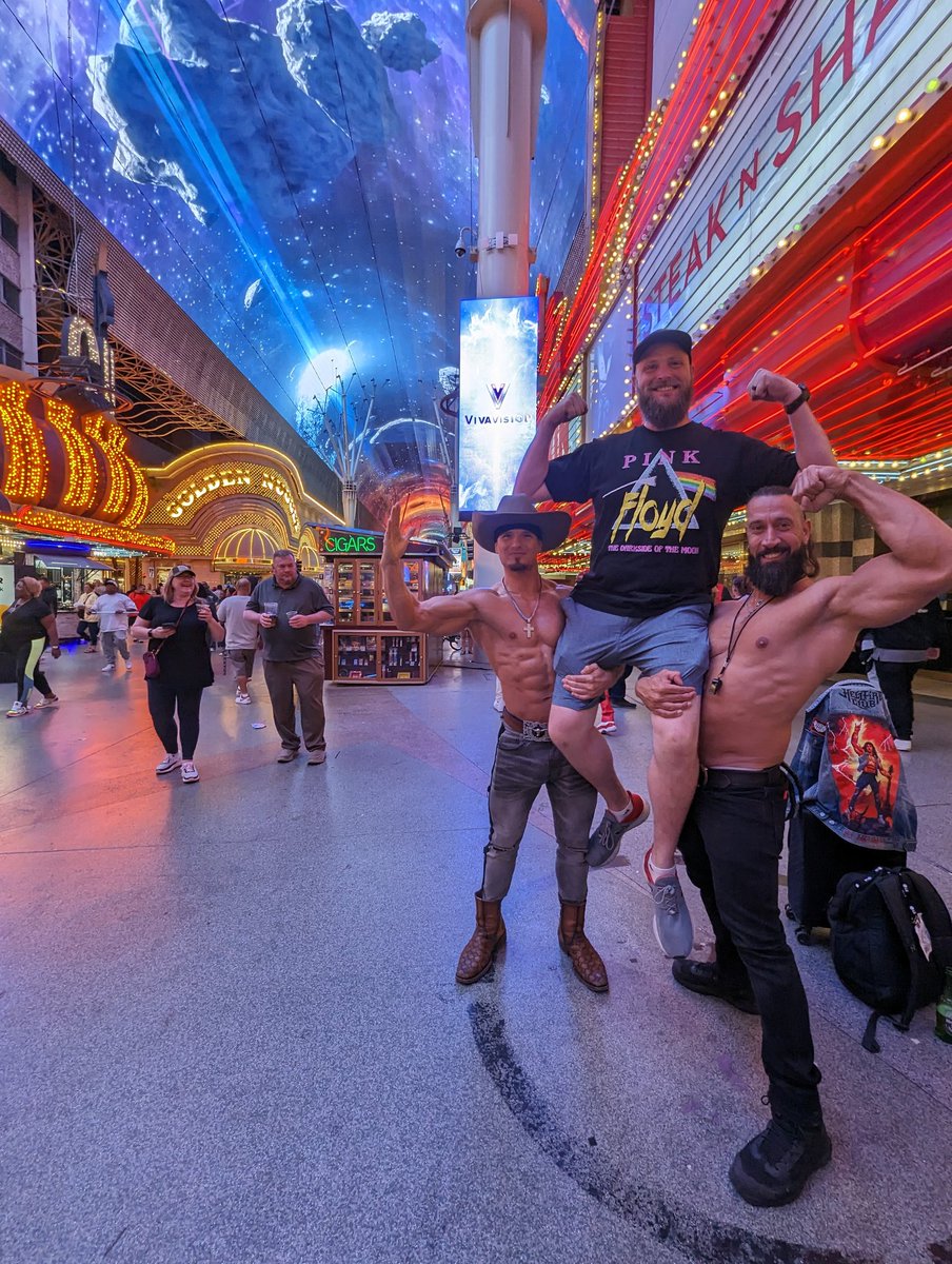 #vechain out here at Fremont Street partying like Dawgs 
#NFTxLV