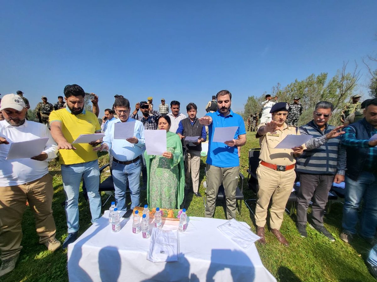 jkrddpr's tweet photo. #ComSecy Mandeep Kaur sets a shining example by actively participating in cleaning efforts in Chatham #Pampore. Her dedication underlines #JK’s commitment to achieving ODFPlus status. Today, she will visit multiple pyts, working tirelessly to inspire &amp; boost people for cleaner#JK https://t.co/xUtr0U9eVW