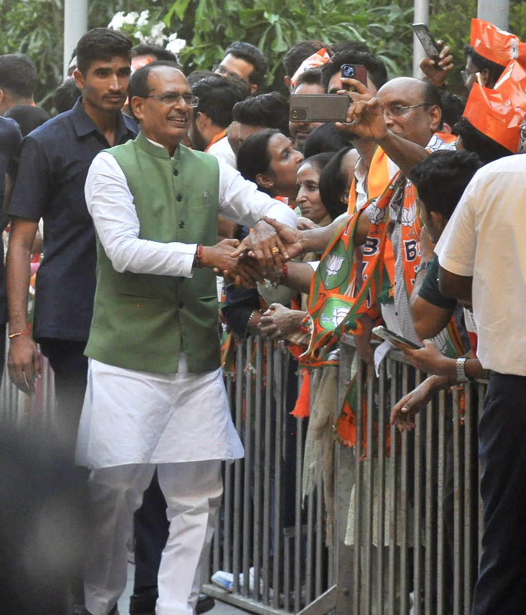 ians_india's tweet image. #BJP says #Shivraj rid MP of BIMARU tag, but doesn't project him as next CM 

Read: ianslive.in/mp-package-bjp…