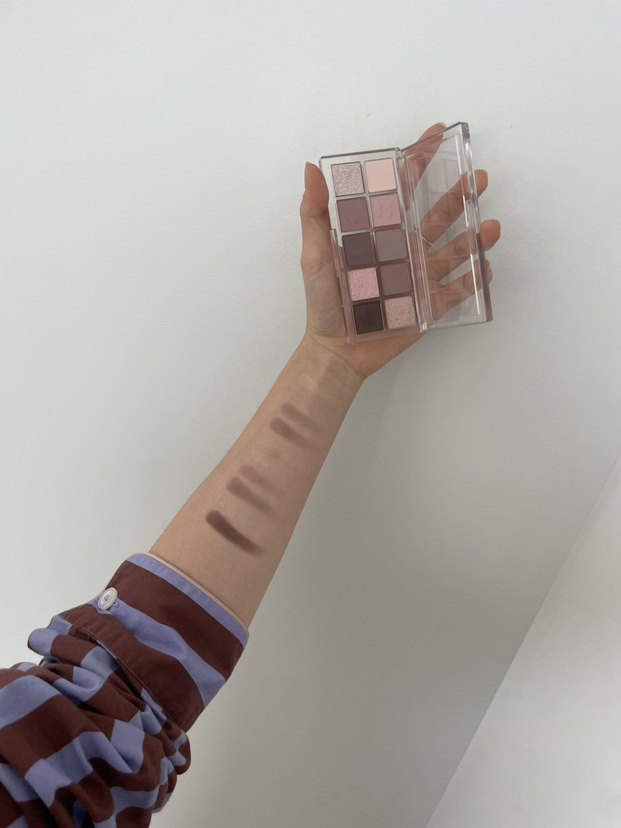 #광고
삐아에서 새롭게 '10구 팔레트' 가 출시되었어요-!
팔레트 구성이 너무 잘 나와서 팔레트 하나로 화장 뚝딱◦◦◦
전 모브 컬러가 딱 제 컬러라서 요즘 넘 잘 사용 중이에요-˗ˋˏ♡ˎˊ˗
알티 추첨을 통해 5분께 랜덤으로 보내드릴게요!
같이 써요 🎀
#삐아 #리본에디션 #올영팔레트