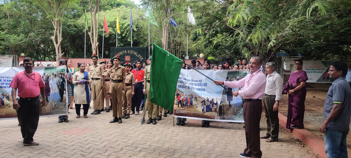 kv_iit's tweet photo. Shramdaan  at KV IIT Chennai Campus on 01. 10. 2023 by Principal, Staff members, students and parents of KV IIT Chennai.
#SwachhataHiSeva 
#SwachhBharat 
@dcchennaikvs 
@KVS_HQ https://t.co/cx8dJ7YgBI