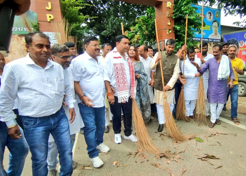 Rljp4India's tweet photo. स्वच्छता ही सेवा!

प्रधानमंत्री श्री @narendramodi  जी के आह्वान पर चलाए गए 1 घंटे के राष्ट्रव्यापी स्वच्छता अभियान के अंतर्गत रालोजपा राष्ट्रीय अध्यक्ष सह केन्द्रीय मंत्री श्री @PashupatiParas जी ने पटना में पार्टी कार्यालय के सामने श्रमदान किया।

#SwachhataHiSeva https://t.co/zADSXW3WG4