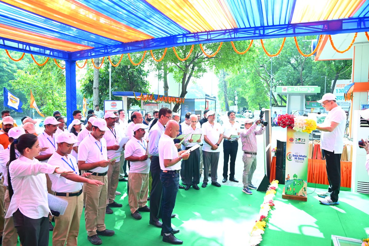 Embracing the spirit of #SwachhtaHiSeva, it is heartening to see team IndianOil across India united for one cause! I was inspired to witness collective responsibility during #Shramdaan at our Company Owned Company Operated fuel outlet in New Delhi. 

It was a delight to interact