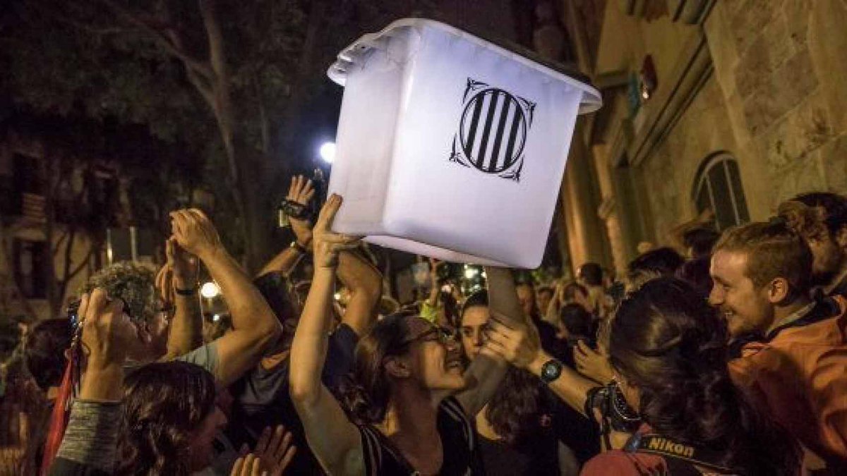 Beckss76's tweet photo. Fa 6 anys vam patir la pitjor repressió que pot patir un poble que només volia anar a votar i manifestar el seu dret, de manera pacífica, a les urnes. Violència desmesurada, que no va acabar aquell dia. #NiOblitNiPerdó https://t.co/x2V3Jlz88R