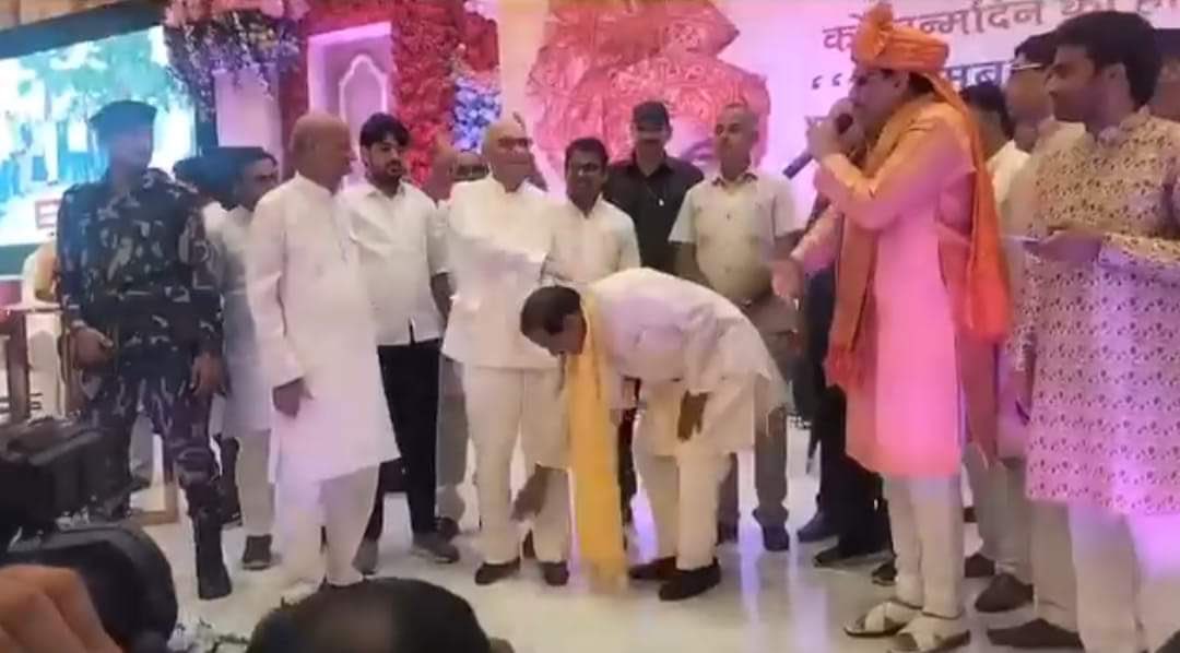 SachinGBN's tweet photo. वाह ! शानदार चित्र ..हे ईश्वर कब न्याय करोगे .वर्ष 2009 में जिन लोगों से अपनी जान को ख़तरा बताते थे आज उन्ही के पैरो में गिरे पड़े  हुए ..क्या मजबूरी है .सम्मान ही करना था तो हाथ जोड़कर कर लेते ..अपने समाज के बुजुर्गों का अपमान करते हो ..शर्मनाक @PANKAJPARASHAR_ @myogiadityanath https://t.co/2SdZ8gyad6