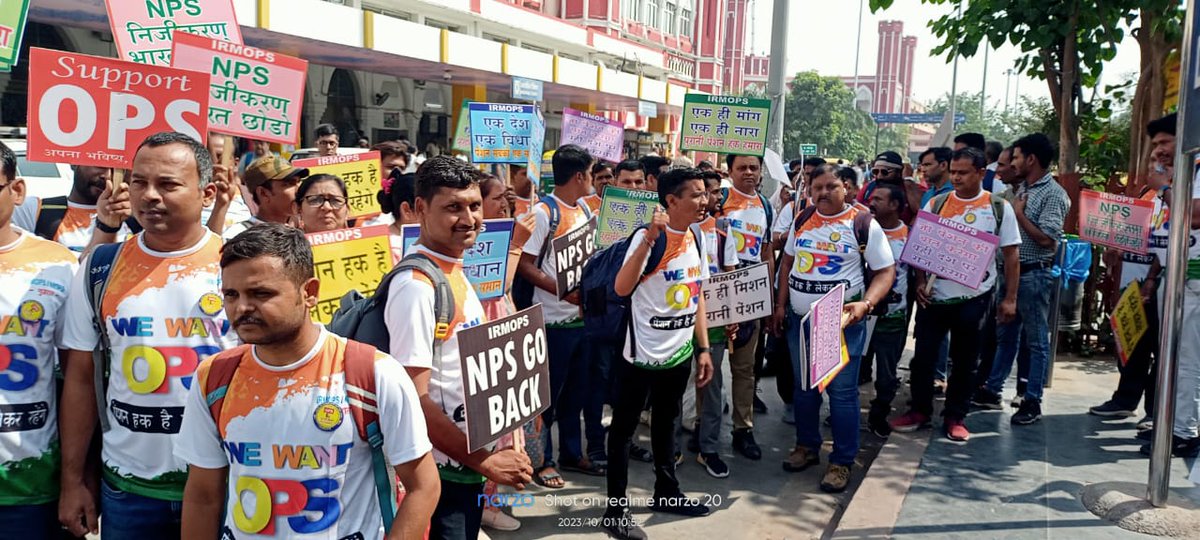 દિલ્લી ખાતે ના રામલીલા મેદાન માં પેંશન શંખ નાદ રેલી માં લાખો ની સંખ્યા માં એકત્રિત થઈ જૂની પેંશન યોજના ની માંગ ને બુલંદ કરતા કર્મચારીઓ..!સરકાર શ્રી ને નમ્ર વિનંતી કે કર્મચારીઓ ની વ્યાજબી માંગણી ને ગ્રાહ્ય રાખી સત્વરે જૂની પેંશન યોજના સમગ્ર દેશ માં લાગુ કરે..!