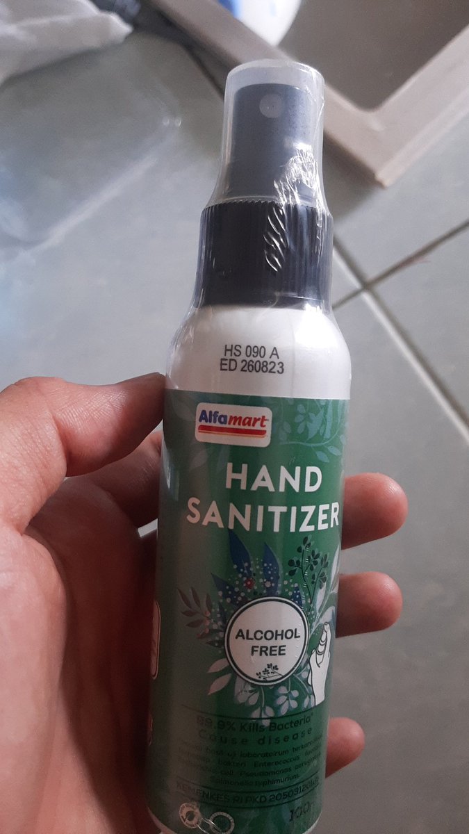 oreofavo's tweet photo. @alfagift_idn agak kecewa ya, ini tadi barusan hand sanitizer beli lewat alfagift ternyata dikirimnya yang udah Expired 1 bulan. Ini gimana ya min? https://t.co/udEc6fZBFT