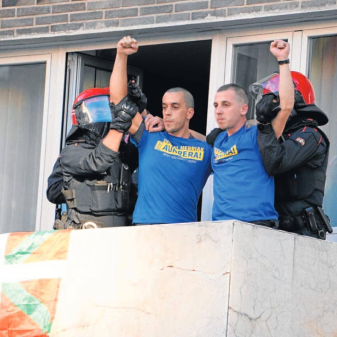 EUSKAL HERRIAK AURRERA!
AITOR ETA GALDER ZUEKIN GAUDE, MAITE ZAITUZTEGU!