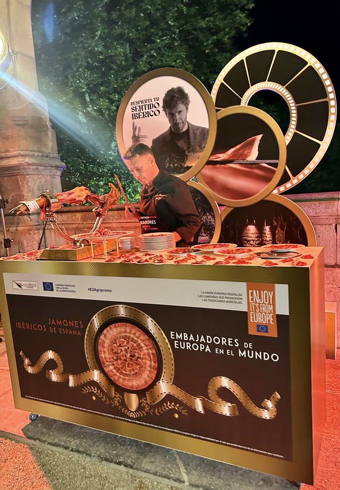 Así lucían los #JamonesIbéricosdeEspaña en la clausura de la espectacular 71 edición del <a href="/sansebastianfes/">Donostia Zinemaldia - Festival de San Sebastián</a>. Diez años de vinculación entre el cine, la cultura y el #JamónIbérico, una manifestación tangible del compromiso del sector con la excelencia. #ASICI