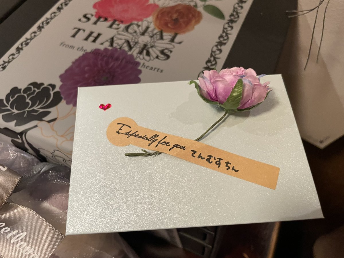 chi_co_07's tweet photo. ひつじちゃんの結婚式にお呼ばれしてきました！
ドレス姿が綺麗だった…😭
本当に素敵な式にお呼ばれ頂いて感謝❣️

素敵なピアスはHARUIro(@HARUIro_heart)さんの🥰

ps.ケーキ入刀の後にケーキ撮影タイムでよりスプラトゥーン味を増したケーキを撮影できました🤣🤣🤣 https://t.co/juEVluSGZn