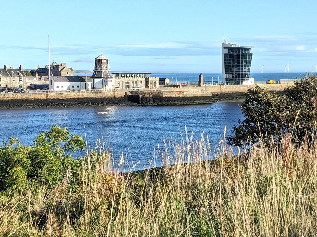 Good morning from beautiful @greyhopebay 🌞 Last time I was here, it was a freezing December day with icy footpaths, today it's almost like the last day of summer 😎 Happy 1st October! #Aberdeen #autumn #coffeetime