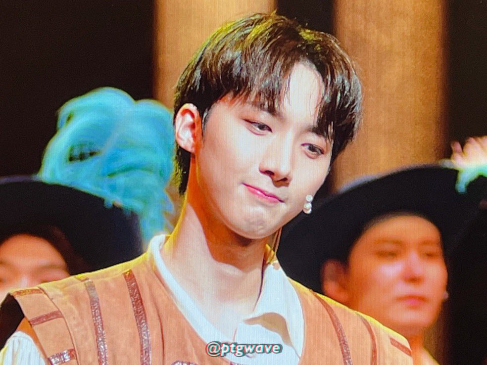ptgwave's tweet photo. 231001 삼총사 커튼콜 (pre) ♡

#펜타곤 #PENTAGON
#후이 https://t.co/4QusIn5E2K
