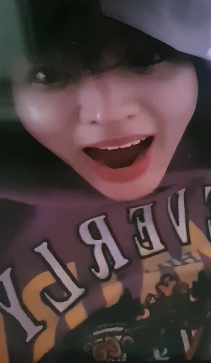 LoveTPST0203's tweet photo. Anh hát em đọc fanchant. Nhân viên ks mang đồ ăn lên phòng, em tiếp chuyện, a chui vô trong chăn 😆😆
#EunTaeCross 🐬🦉 https://t.co/1VrnyYBNje