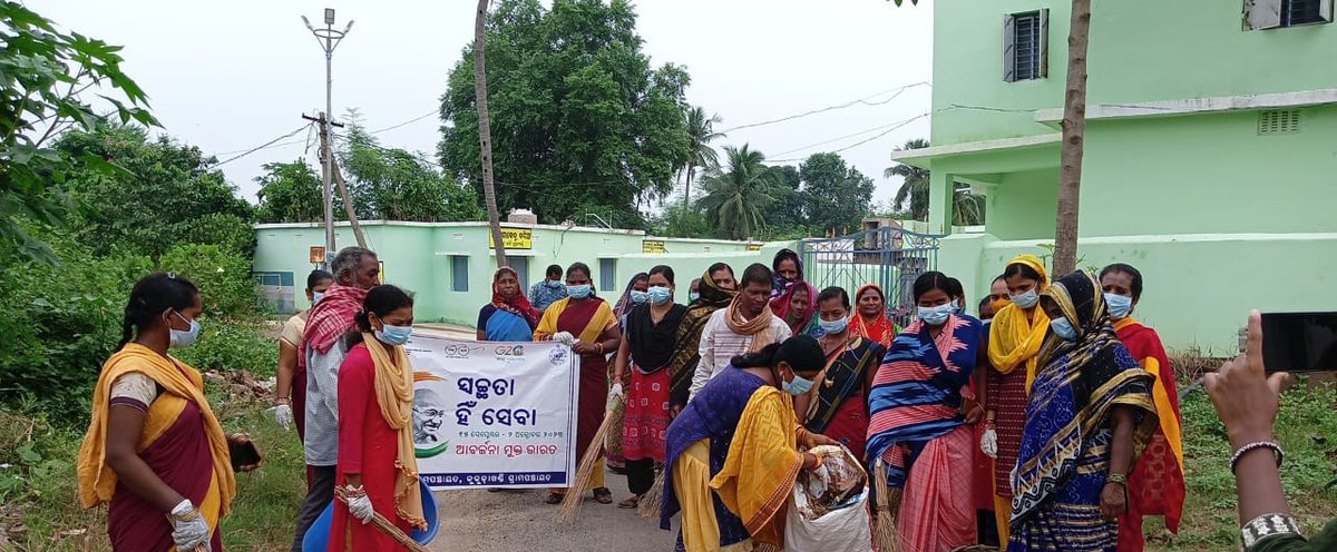 BdoKukudakhandi's tweet photo. #ektareekhekghanta #shramadan for #swachhata under #SwachhataHiSeva campaign was organised at different GPs of  Kukudakhandi block where block level officials and other stakeholders participated in the cleanliness drive with great enthusiasm.

@ZP_Ganjam
@Ganjam_Admin https://t.co/6cNFIbyN15