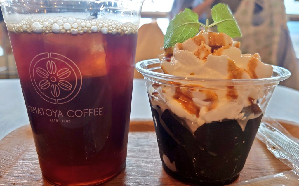 uno36bk's tweet photo. 足が限界に近いので休��〜 #ご当地キャラカーニバル #群馬県庁 #YAMATOYACOFFEE 珈琲ゼリーんまー! https://t.co/kB7fFlC50S