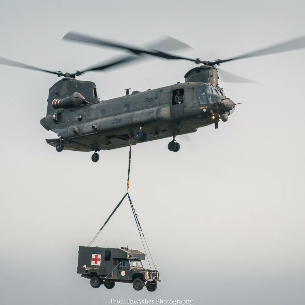 AirborneMedics's tweet photo. What's the best way to move a BFA? 

#airborne #chinook #armymedicalservices #16medicalregiment #16airassaultbrigade https://t.co/66KtJBtl9q