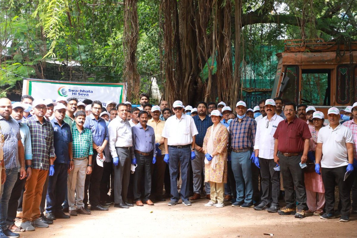 cgstcushyd's tweet photo. एक घंटा स्वच्छता के लिए!

Chief Commissioner Sh. Sandeep Prakash along with Principal Comissioner Smt. V.Sangeeta, other Officers of the zone participated in cleanliness drive conducted in parking area in GST Bhavan. #SwachhataHiSeva
#SwacchBharat https://t.co/Jze61DXzEz