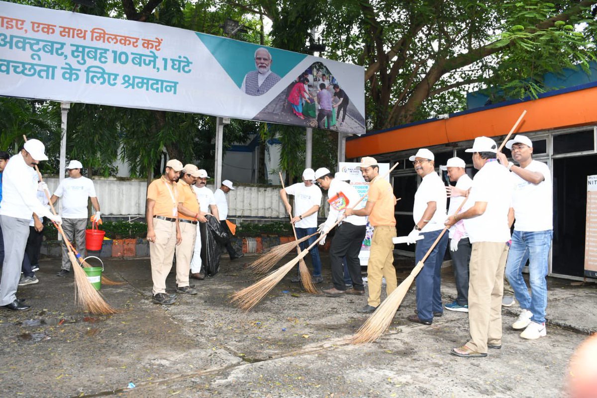 Cleanliness drive carried out at M/s Uma Service Station at Dhakuria, Kolkata in presence of Sri LKS Chauhan, ED&amp;SH, WBSO and other stakeholders 
#SwachhtaHiSeva
#SwachhBharat