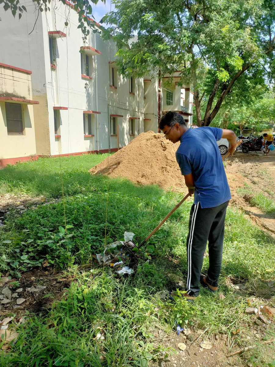 MgmtHostelBHU's tweet photo. स्वच्छता ही सेवा पखवाड़े में "एक तारीख, एक घंटा" अभियान के अंतर्गत प्रशासनिक संरक्षक, संरक्षक, कर्मचारी व छात्रावास के छात्रों ने स्वच्छता के लिए एक घंटा श्रमदान किया। @VCofficeBHU @bhupro @dsw_bhu @registrarbhu @chiefproctorbhu @wellness_bhu @FMSBHUDean https://t.co/2VTjsI5IA8