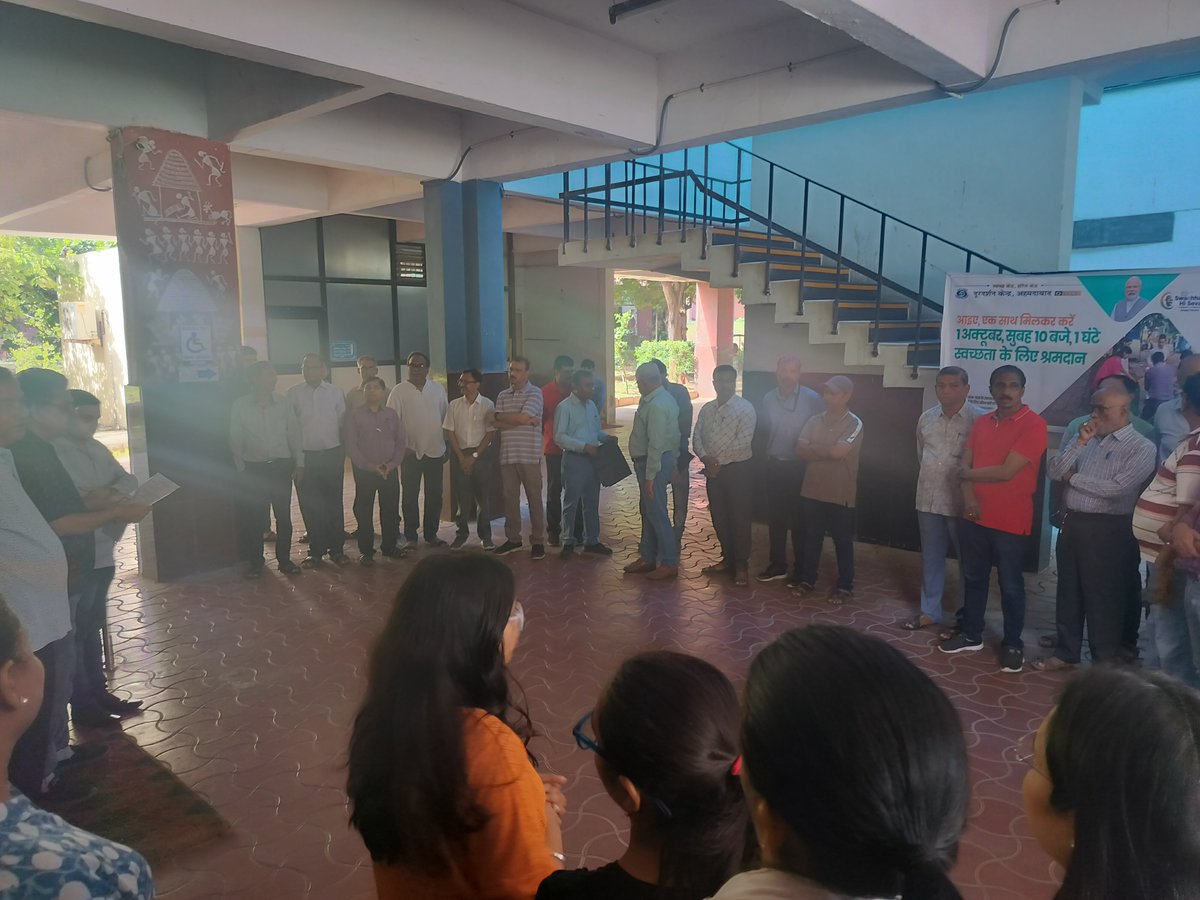ddgirnarlive's tweet photo. #swachhtaHiSeva 
प्रधानमंत्री के स्वच्छता के आवाहन के तहत दूरदर्शन अहमदाबाद के सभी कर्मचारियों ने स्वच्छता की शपथ ली एवं कार्यालय परिसर और अपने अपने कार्य क्षेत्र में श्रम दान कर सफाई का कार्य किया. 
#SpecialCampaign3.0  #SwatchhbharatMission  
@PMOIndia
  @DARPG_GoI
@MIB_India https://t.co/ZVhHrD1BaI