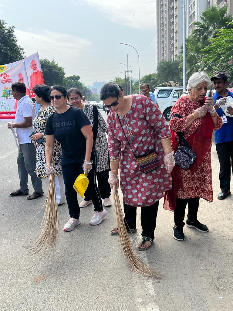 PI_official1008's tweet photo. आज पूरे देश में 'स्वच्छता ही सेवा 2023' अभियान चलाया जा रहा है। PM नरेंद्र मोदी ने लोगों से इस अभियान में शामिल होने की अपील की है। नोएडा में क्लिओ काउंटी वासियों ने स्वच्छता में अपना श्रम दान दिया।
#SwachhataHiSeva #NarendraModi #Noida #cleocounty https://t.co/3x5nXgINPQ