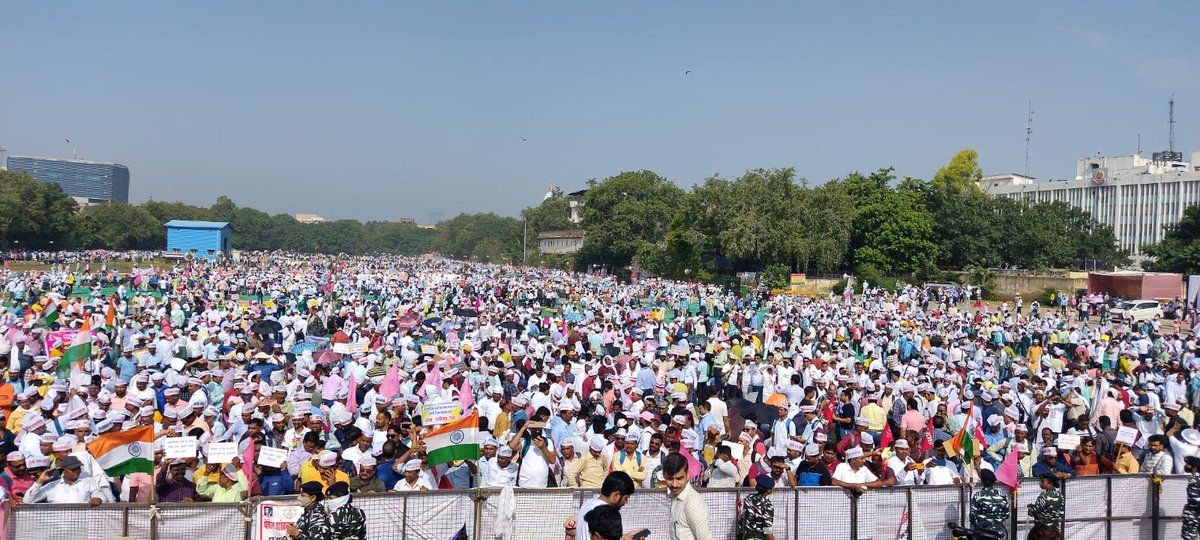 sunitasingh0639's tweet photo. *लगातार संख्या बढती मैदान के पांच किलोमीटर तक यही हाल है*
#OPS https://t.co/kD1034ZmzS