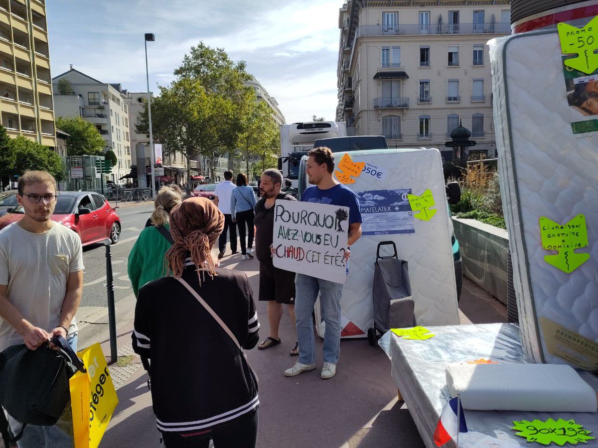 Présent aujourd'hui sur le marché de Monplaisir à Lyon 8 pour parler avec les habitants du dérèglement climatique et de la nécessité d'une réelle planification écologique #AvenirEnCommun #Nupes