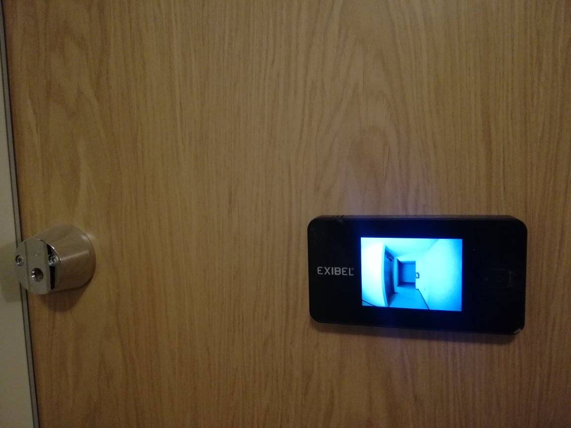 ApacheQQ's tweet photo. Kerrostalokyttääjän ehdoton väline. Digitaalinen ovisilmä voi kytkeä puhelimeen, myös wifi joissakin malleissa. Minusta kyllä laillisuuden rajamailla. Itsellä ei tarvetta, mutta joillekin voi olla, niin ei tarvi olla nenä kiinni ikkunassa 😁#kerrostalokyttääjä #ovisilmä #laitteet https://t.co/DtPupwco4d
