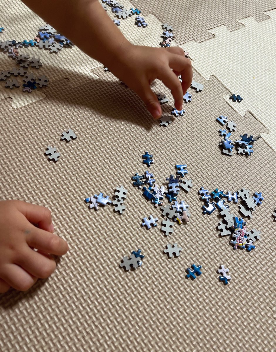 そういえばマーキュリーパズル、完成したから、ケースに入れて飾っていたんだけど、
また娘が「やる！」と言って、また挑戦させられている…笑
いやーーまた時間かかるなぁ笑
そして娘は見てるだけ。笑