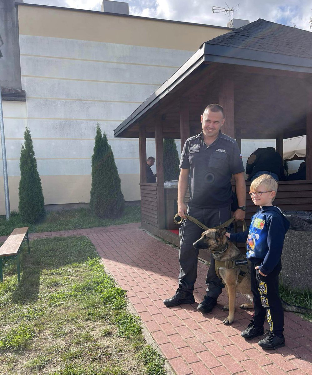 AS_Lodz's tweet photo. W dniu 30 września funkcjonariusze Aresztu Śledczego w Łodzi uczestniczyli w Pikniku Rodzinnym organizowanym przez  Radę Osiedla Wzniesień Łódzkich oraz Stowarzyszenia Mieszkańców Wzniesień Łódzkich. #ChcedoSW https://t.co/YoIqZFF1Q0